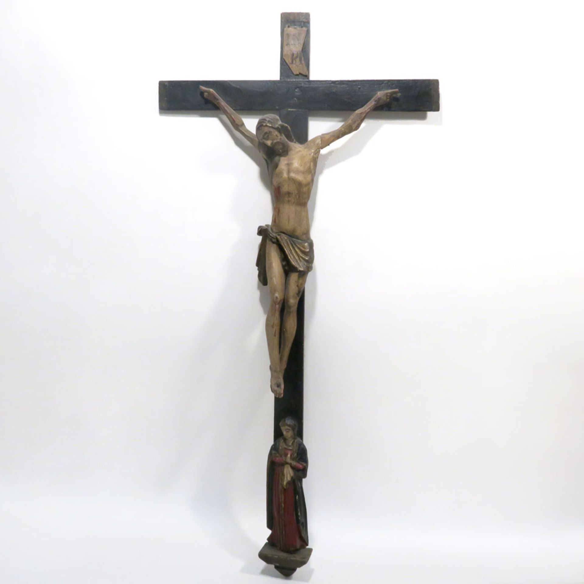 Kruzifix mit Maria unter dem KreuzHolz, geschnitzt, Gold- und Farbfassung. Min. besch. H. 83