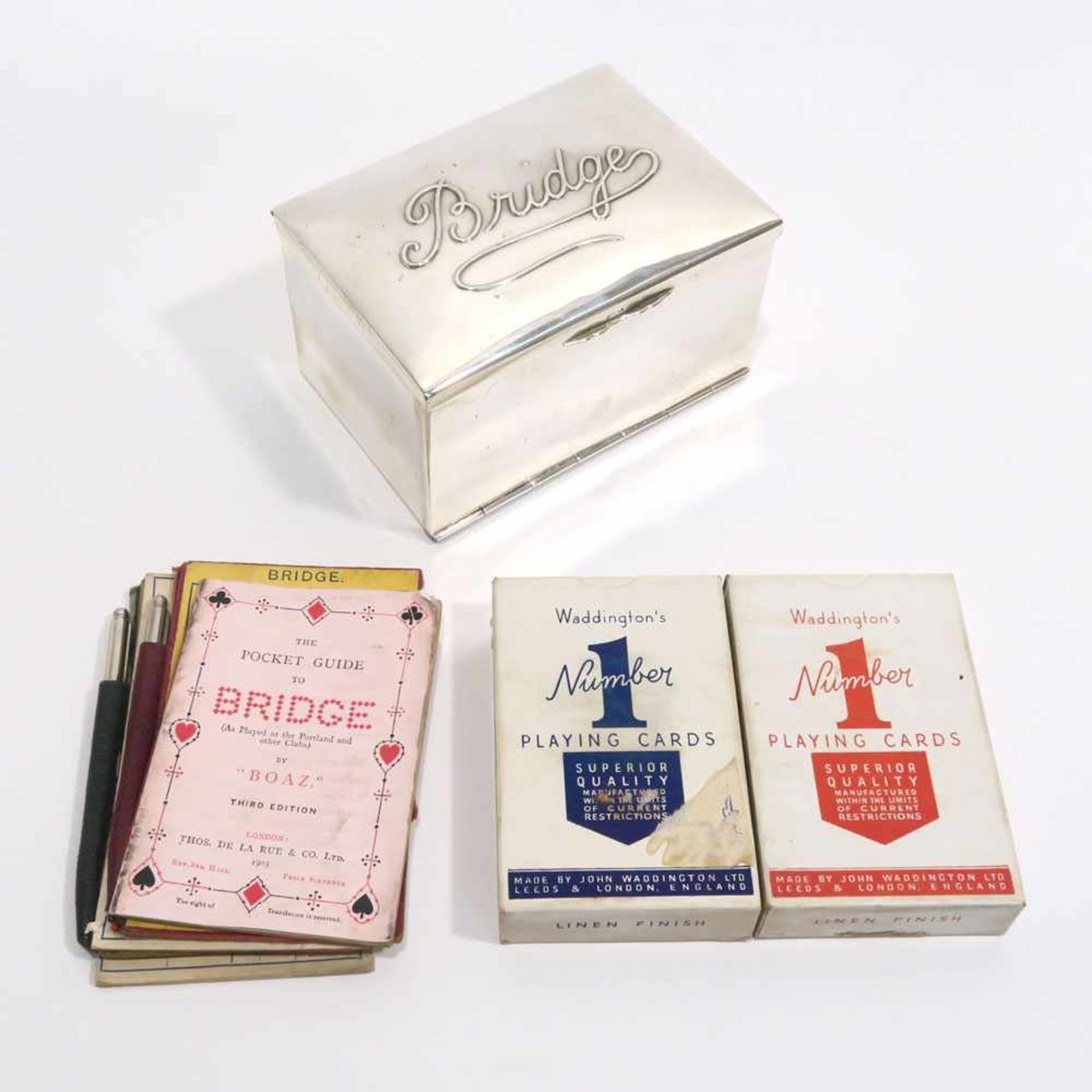 Bridge-BoxBirmingham, 1903-04. Silber, innen rotes Leder. Box mit Klappdeckel mit aufgelegtem