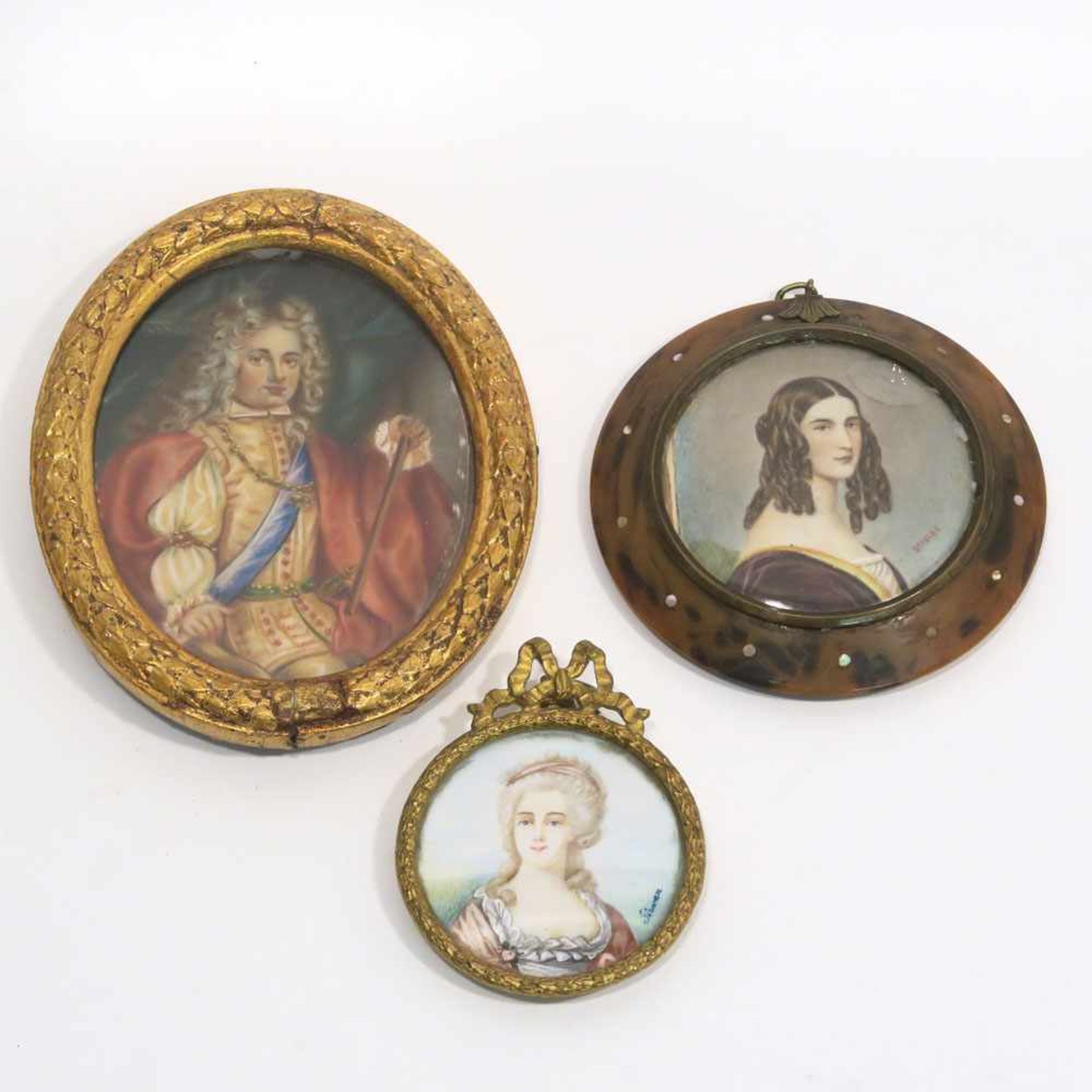 Ein Herren- und zwei DamenporträtsDrei Miniaturen: Aquarell und Deckfarben auf fotografischer