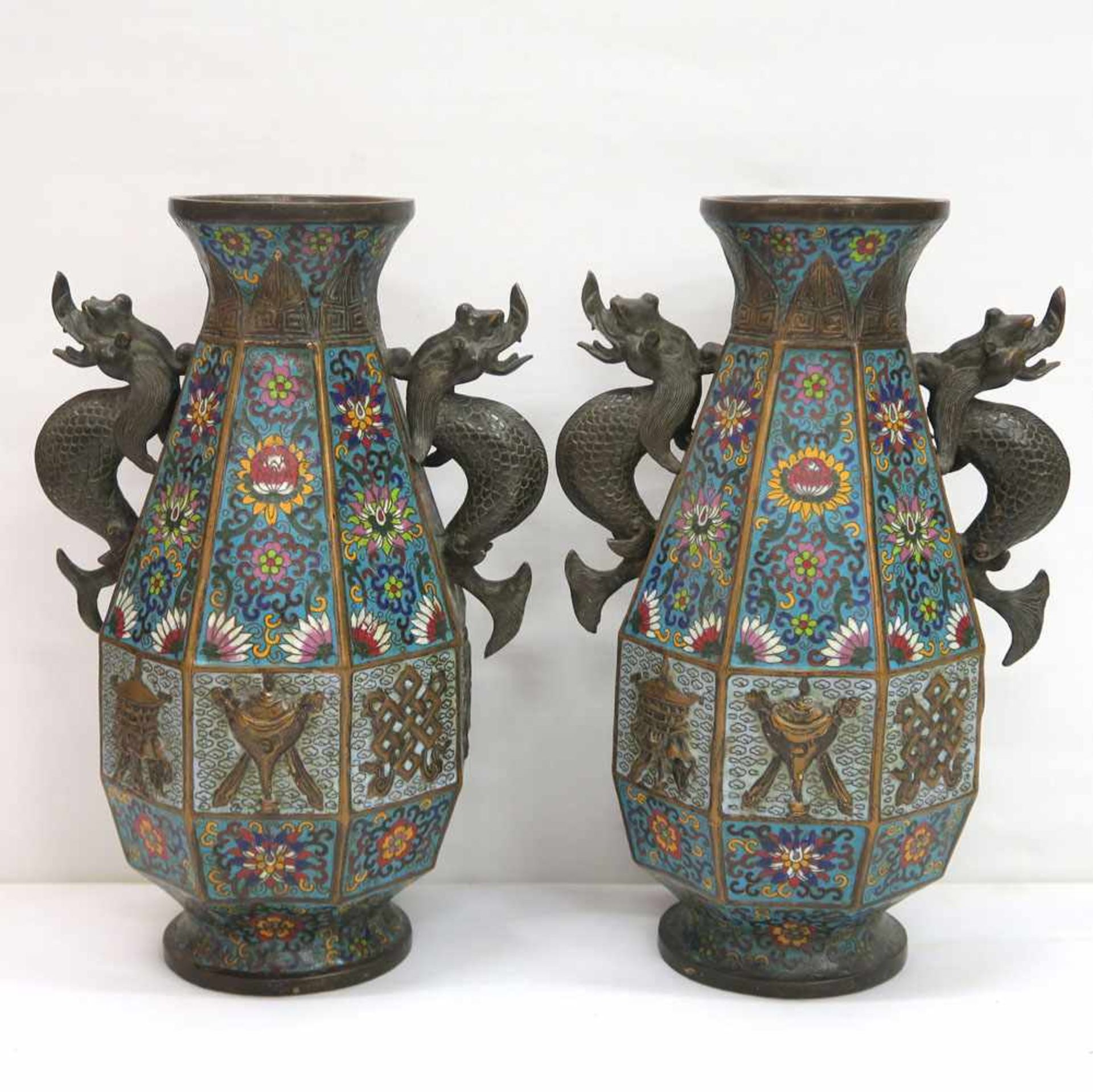 Paar Cloisonné-VasenChina, wohl Qing. Auf rundem Standfuß achtseitiger, bauchiger Korpus. Auf blauem