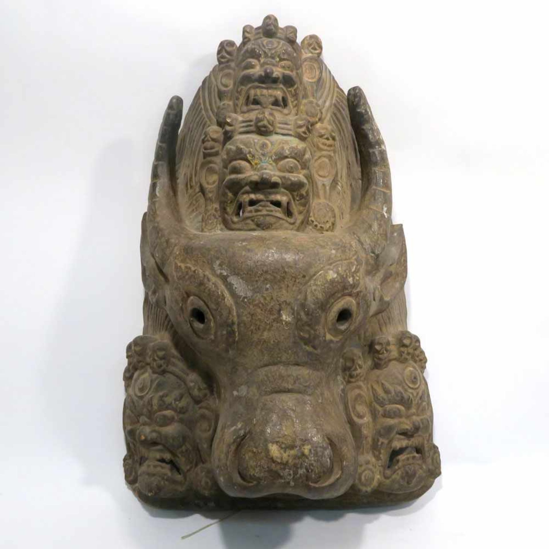 Nandi umgeben von mehreren Darstellungen des Gottes MahakalaWohl Tibet. Holz, geschnitzt, min. Reste