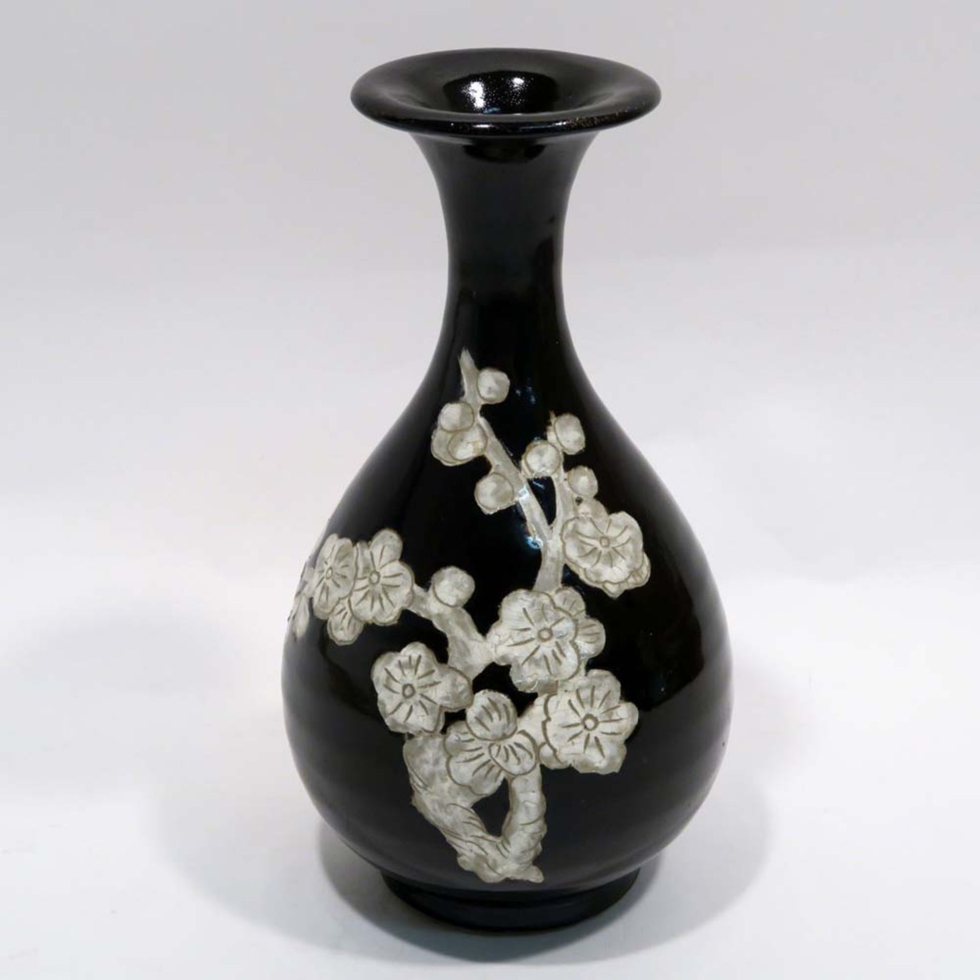 VaseChina, im Stil der Ming-Zeit. Steinzeug in der Art der Cizhou-Keramiken. Birnform mit