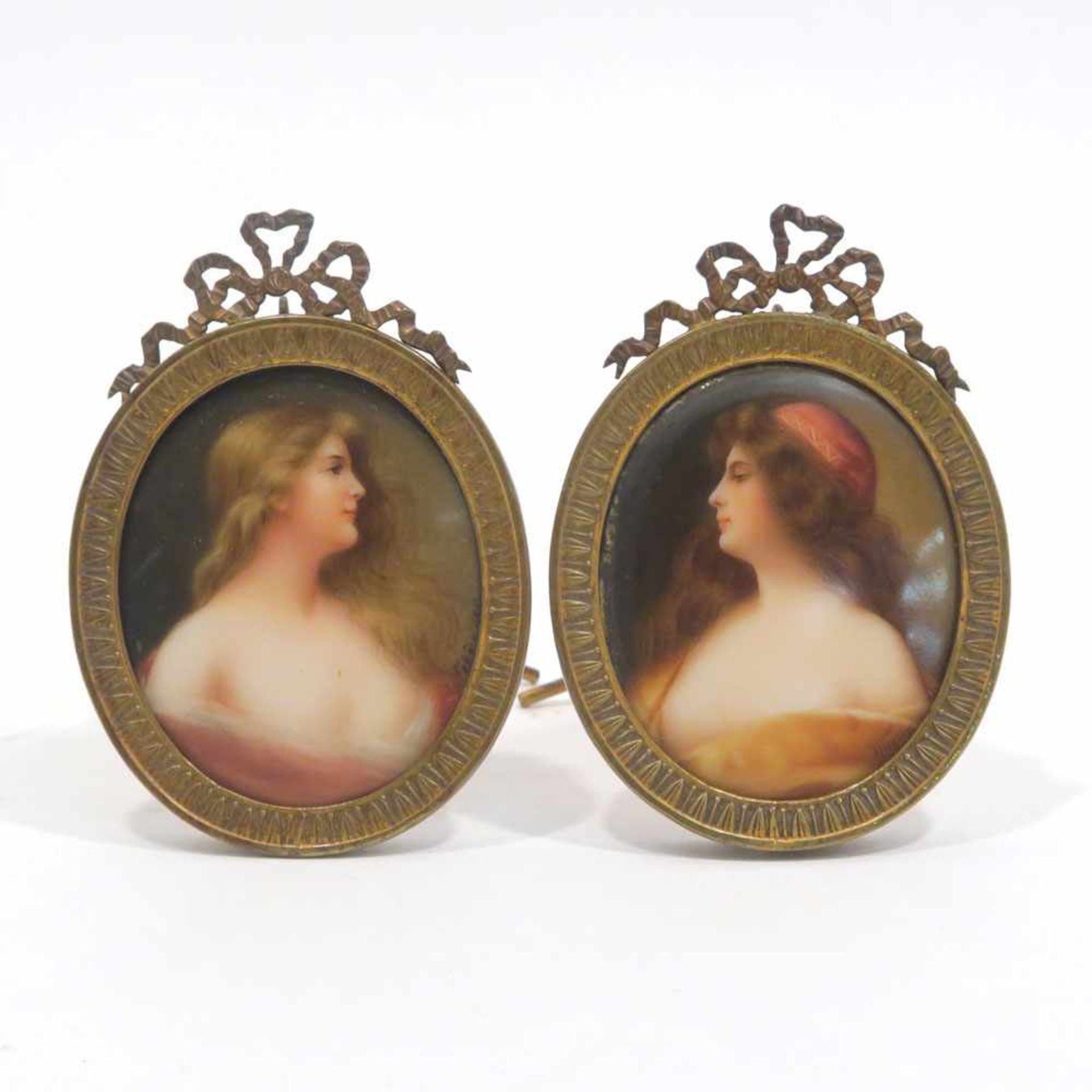 Paar DamenporträtsZwei Porzellanminiaturen. BA: 5,5 x 4,5 cm (im Oval). M. r. bzw. r. u. bez. "