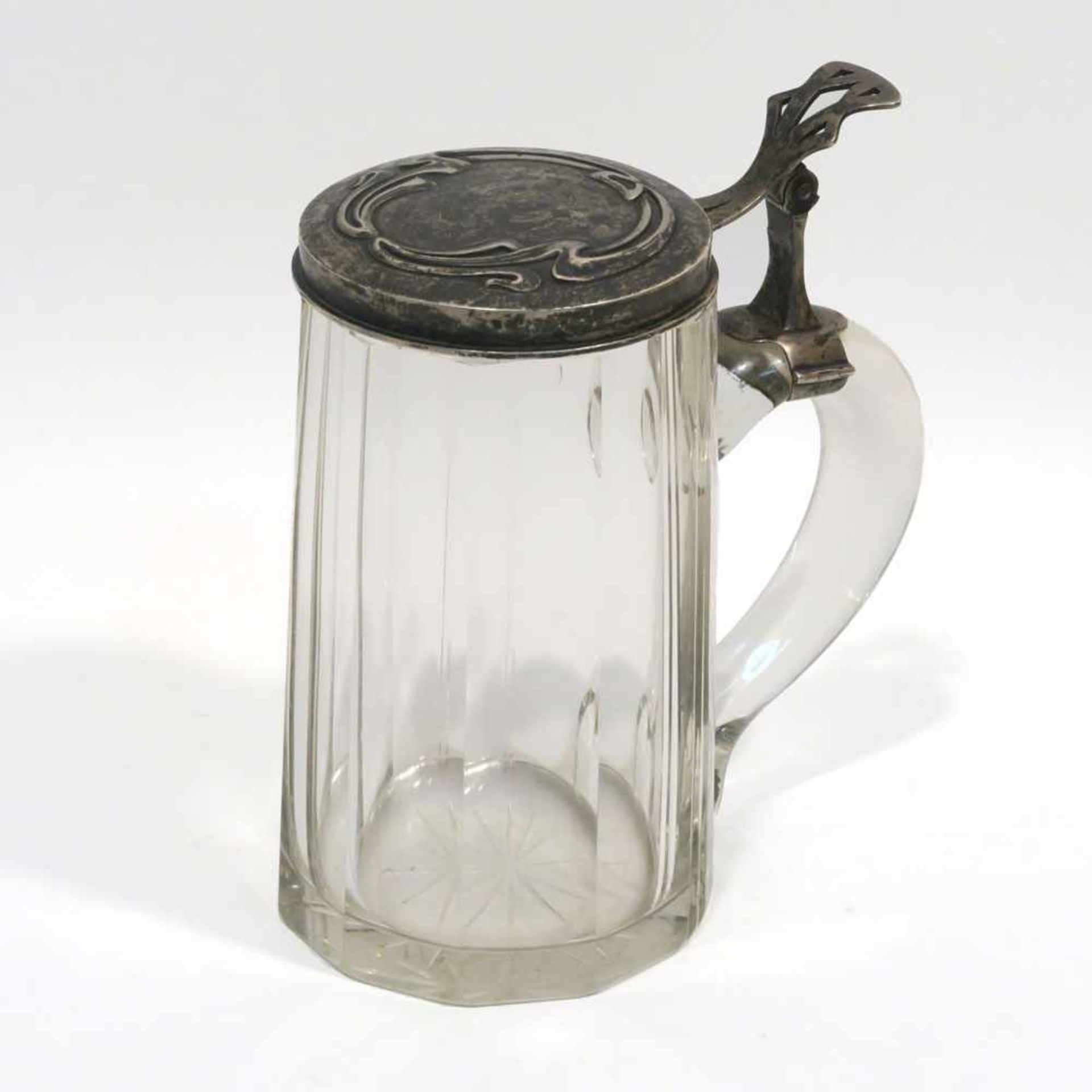 BierseidelUm 1900. Farbloses Glas, Silber. Leicht konische, facettierte Wandung. Silberdeckel mit