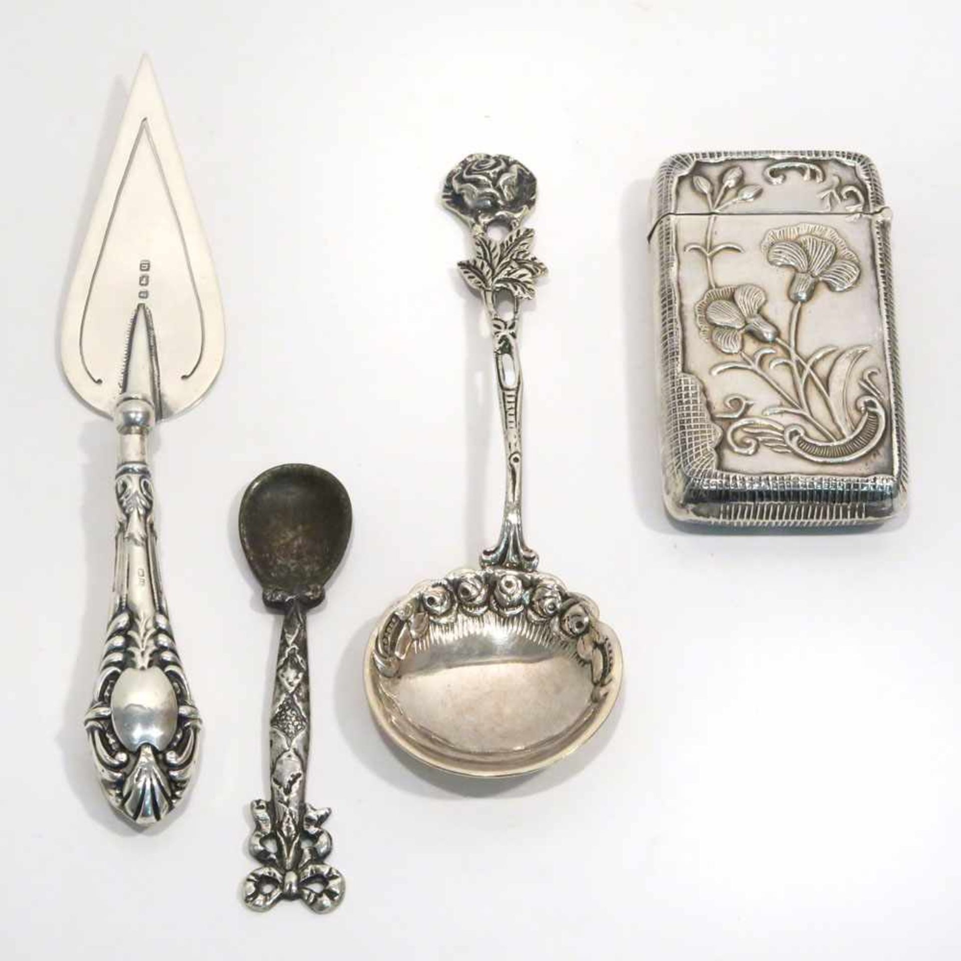 Pralinenheber, zwei Löffelchen und StreichholzetuiEngland u.a. Silber. Verschiedene Formen, Dekore