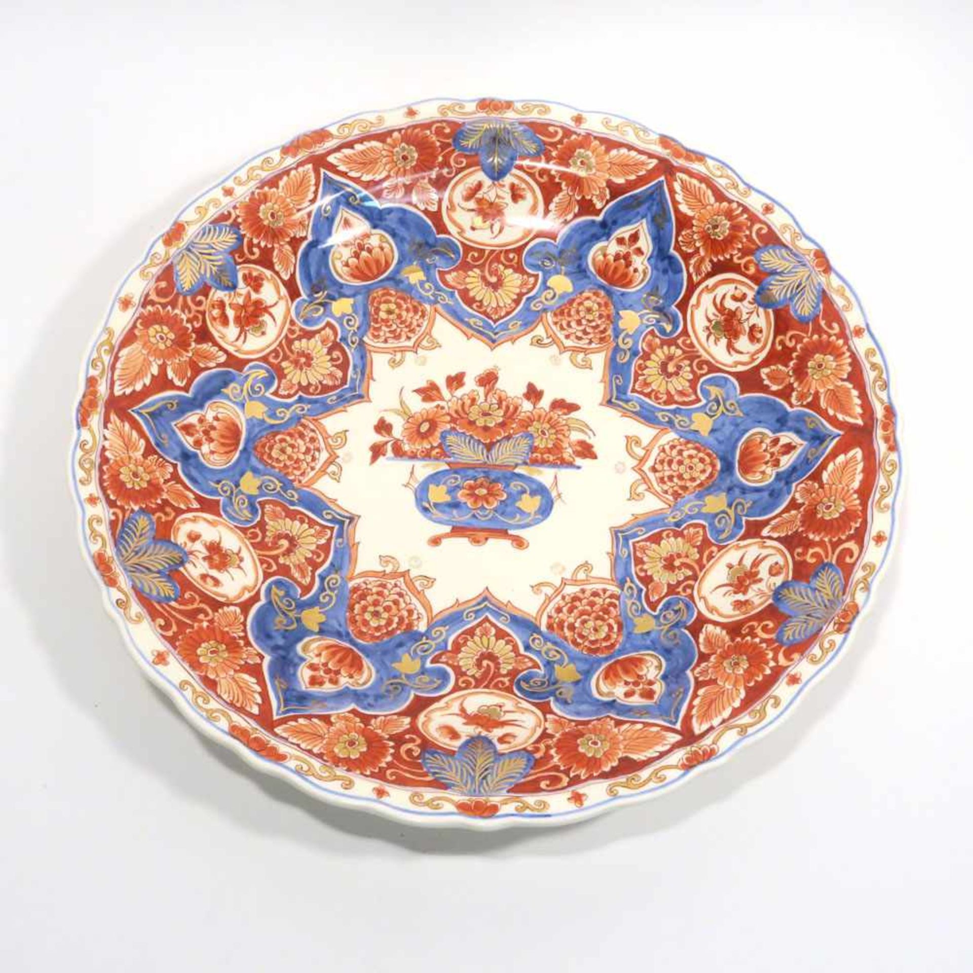 PlatteDelft. Fayence. Rot-blauer Dekor im Imari-Stil, Goldstaffage. Rückseitig aufgeklebtes