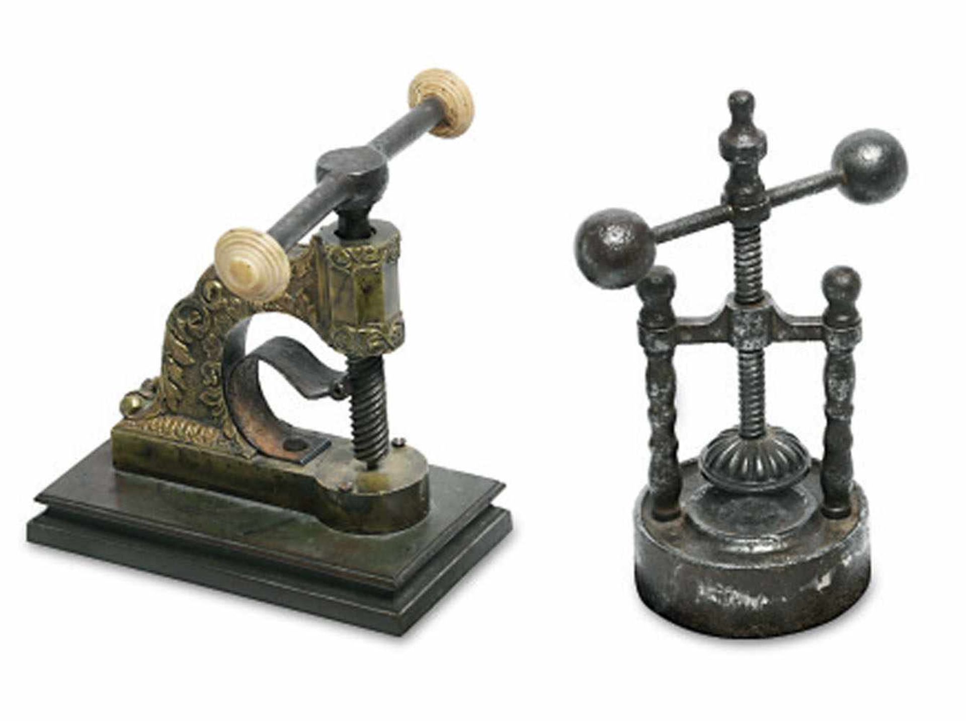 Nussknacker / Kleine ÖsenpresseEisen bzw. Eisen und Bronze mit Blattrelief sowie gedrechselten