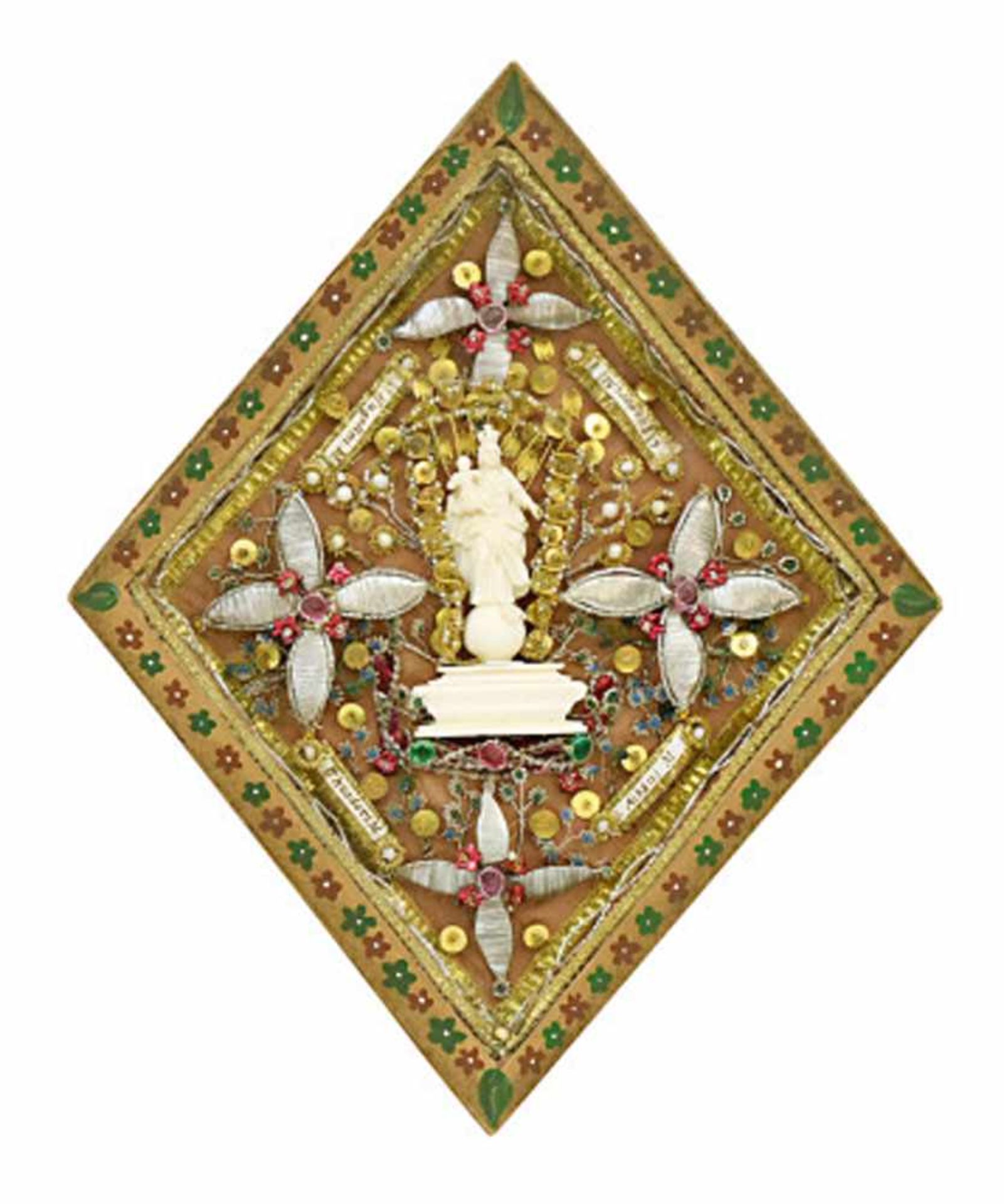 Klosterarbeit20. Jh.Elfenbein imitierende Darstellung der Immaculata, umgeben von Reliquienpartikeln