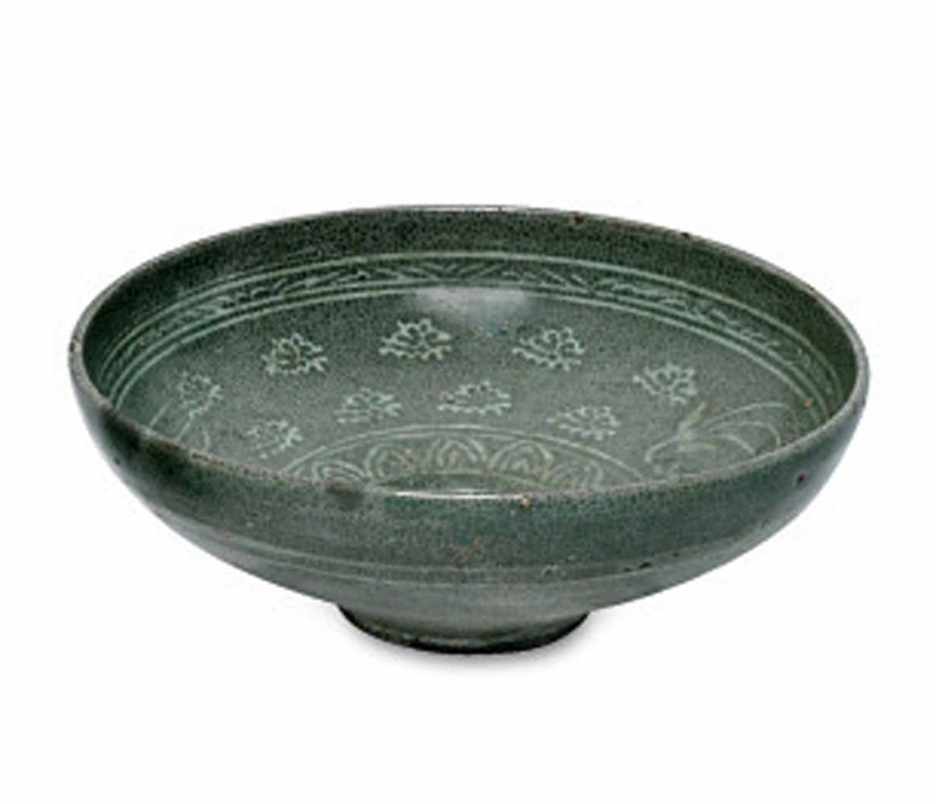 SchaleKorea, wohl spätere Goryeo-Dynastie (918-1392)Steinzeug mit grüner Seladonglasur und Dekor