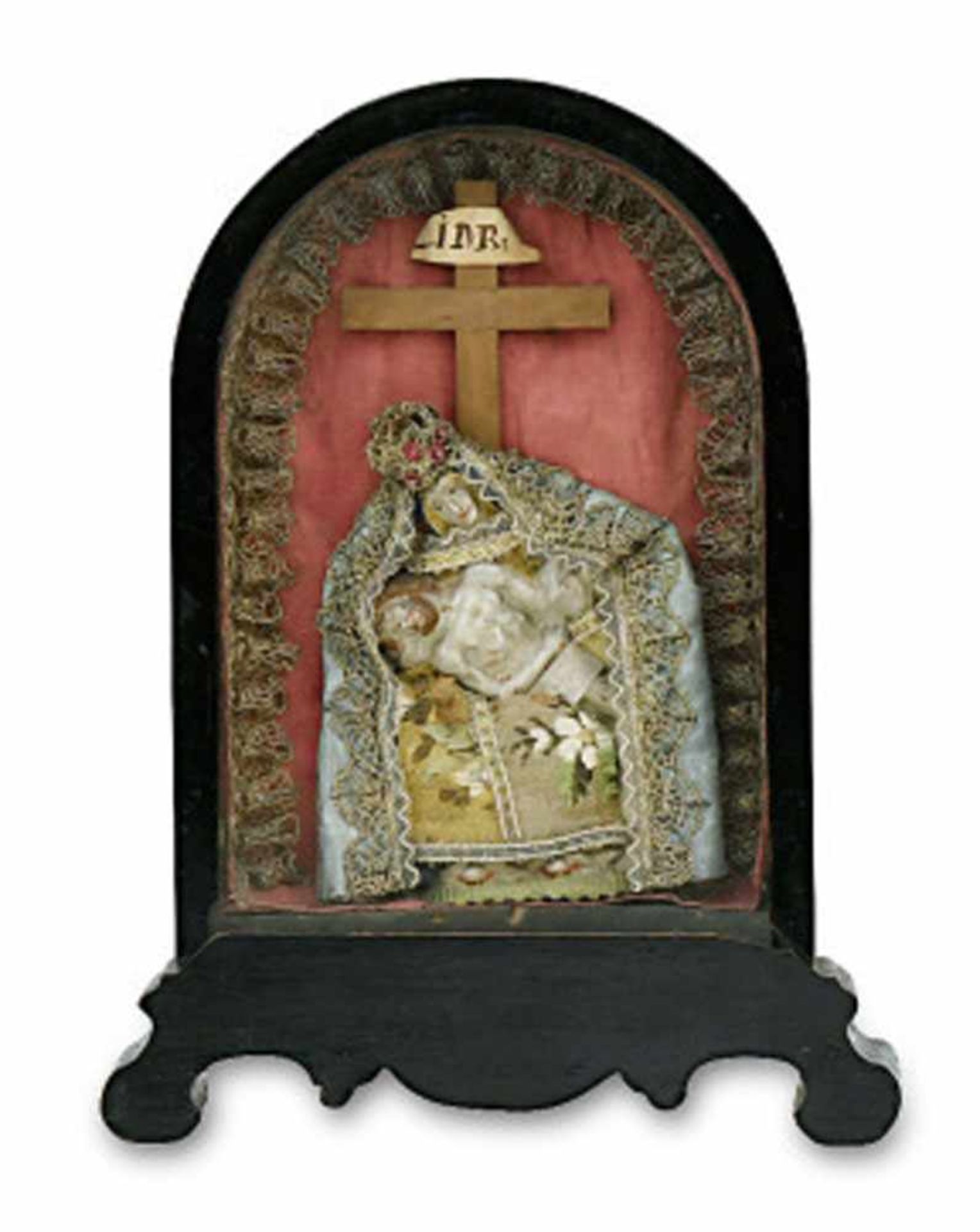 Klosterarbeit: Pietà19. Jh.Masserelief, farbig gefasst, verschiedene Stoffe, Silberborten.