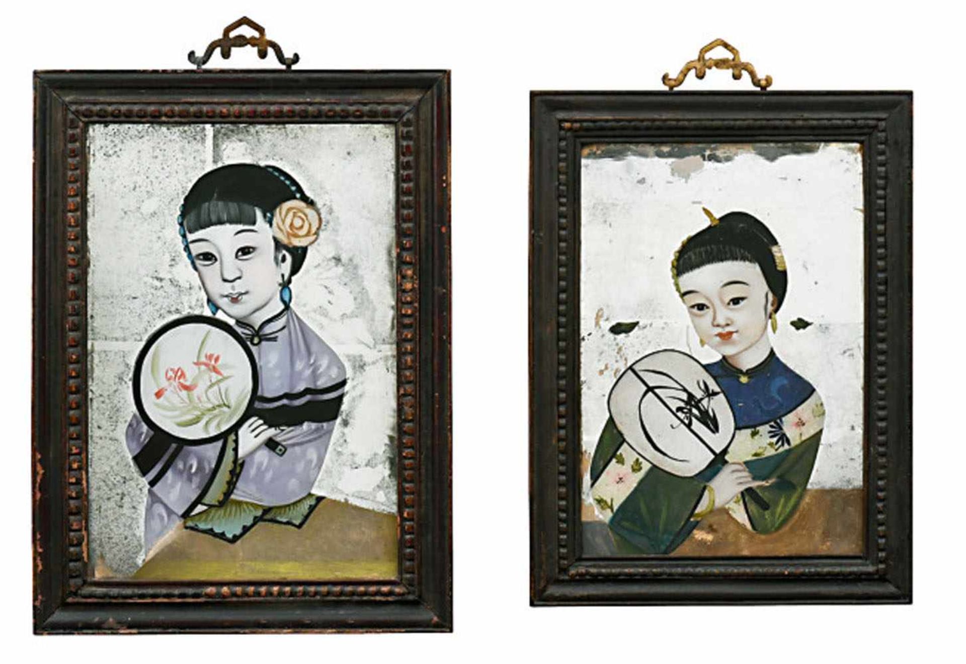 Zwei Hinterglasbilder: Junge Frauen mit FächerChina, wohl 1. Viertel 20. Jh.Polychrome Malerei,