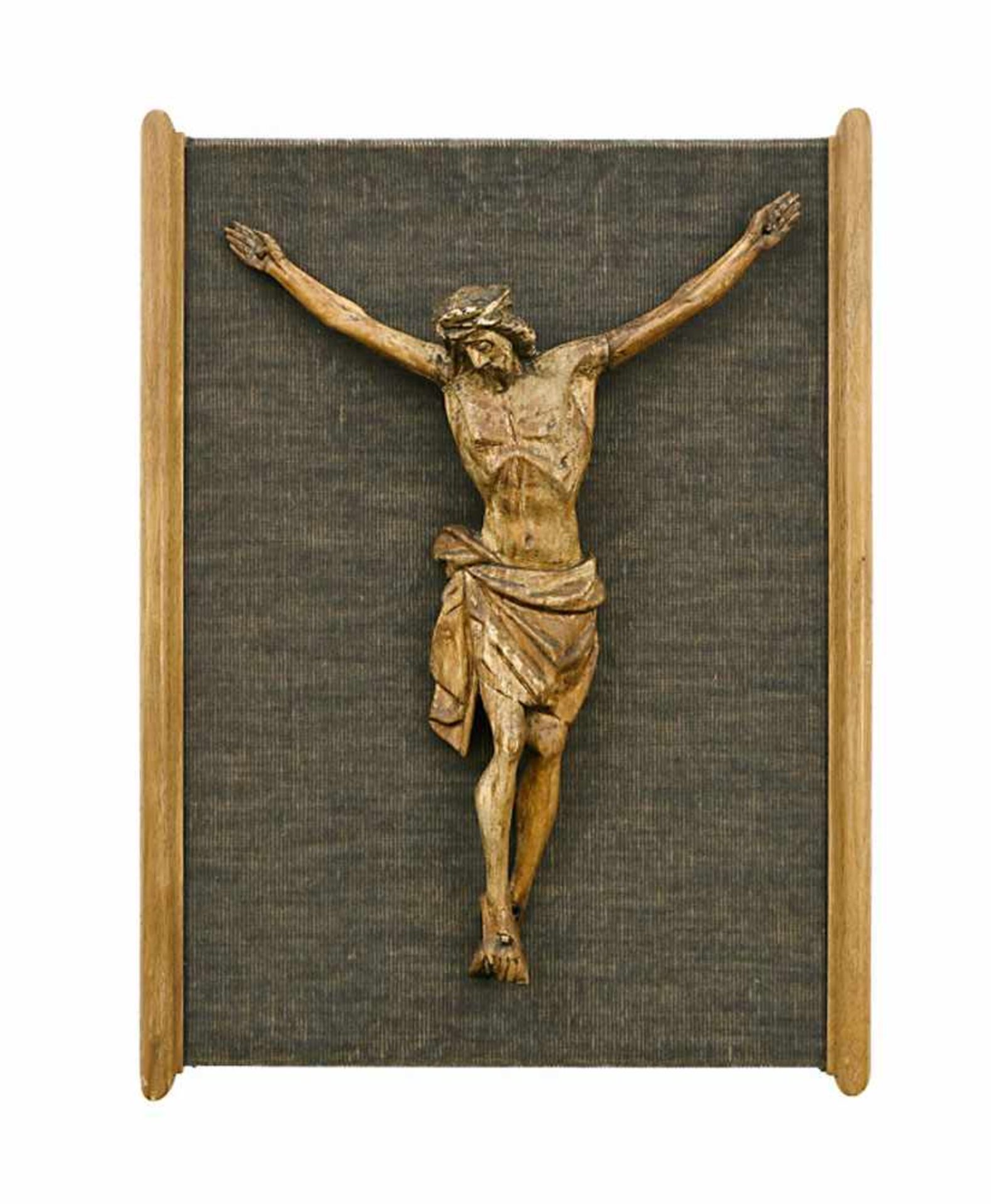 Christus-Corpus1. Hälfte 19. Jh.Holz, geschnitzt, ungefasst.H. ca. 38 cm. Auf samtbezogener Platte