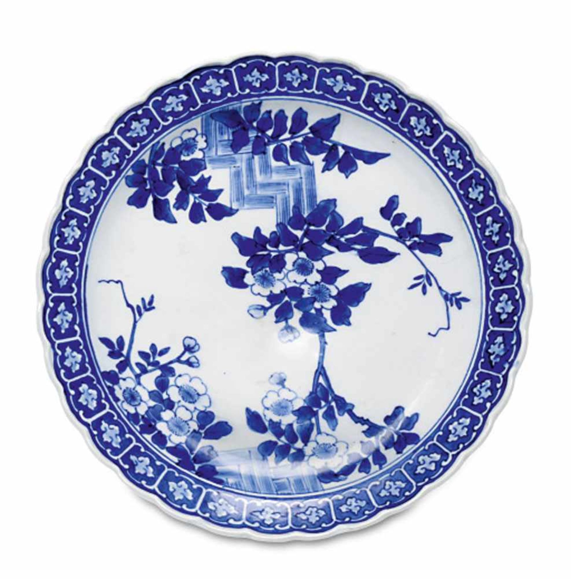 TellerJapan, Arita, 19. Jh.Porzellan. Blaudekor: Zaunmotiv und Blütenzweige.Bodenmarke.Ø 40,3