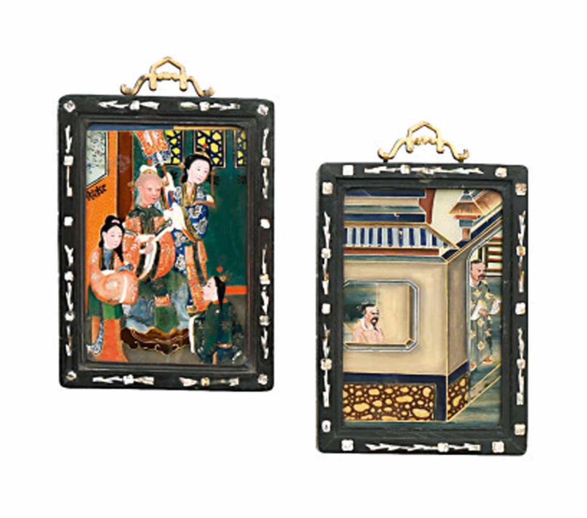 Zwei Hinterglasbilder: Dame mit Dienerinnen / Palastszene mit HofbeamtenChinaPolychrome Malerei.