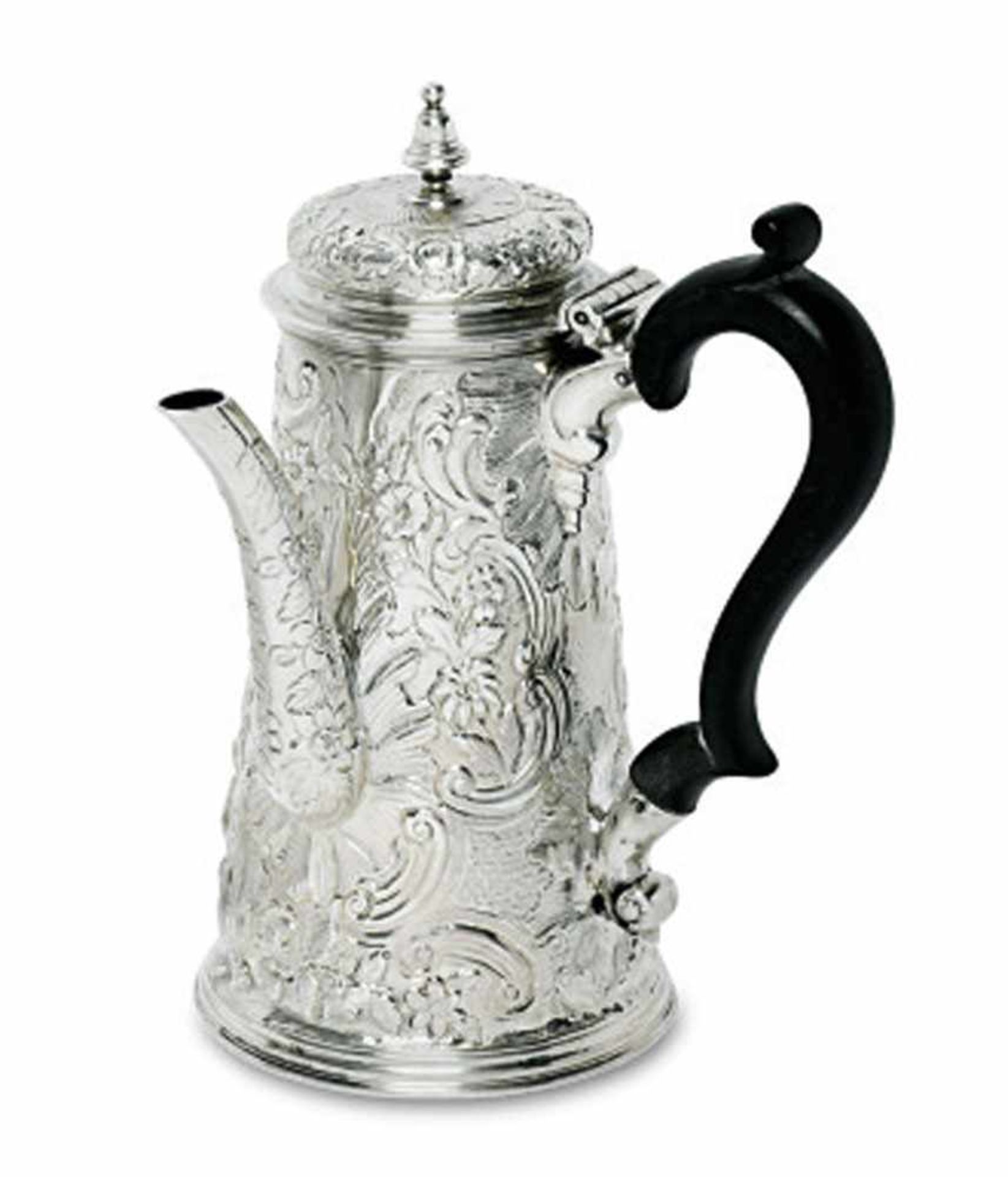 KanneLondon, 1734/35Silber. Konischer Korpus mit seitlich angesetztem Röhrenausguss. Der getriebene,