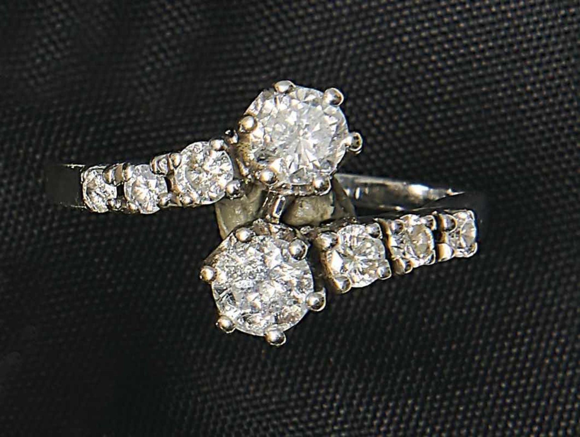 Brillantring1970er JahreSchmale Schiene mit bewegter Schauseite, besetzt mit acht Diamanten im