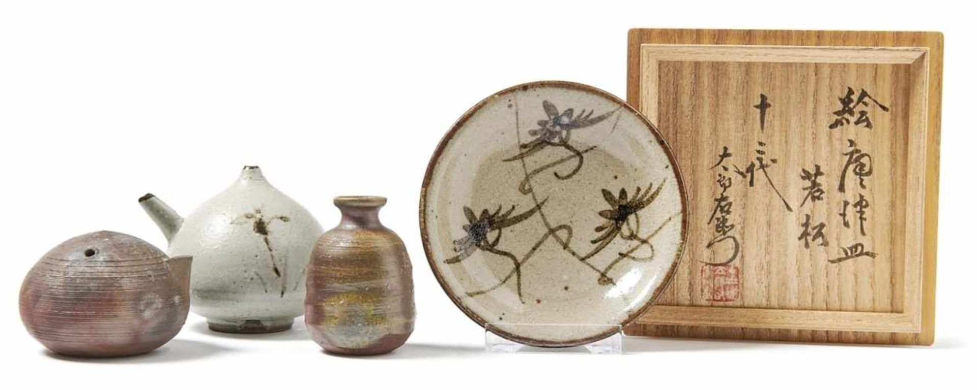 Vier KeramikgefäßeJapan, 20. Jh.Kugeliger Tuschwassertropfer mit feinem Rillendekor für Zen-Malerei,