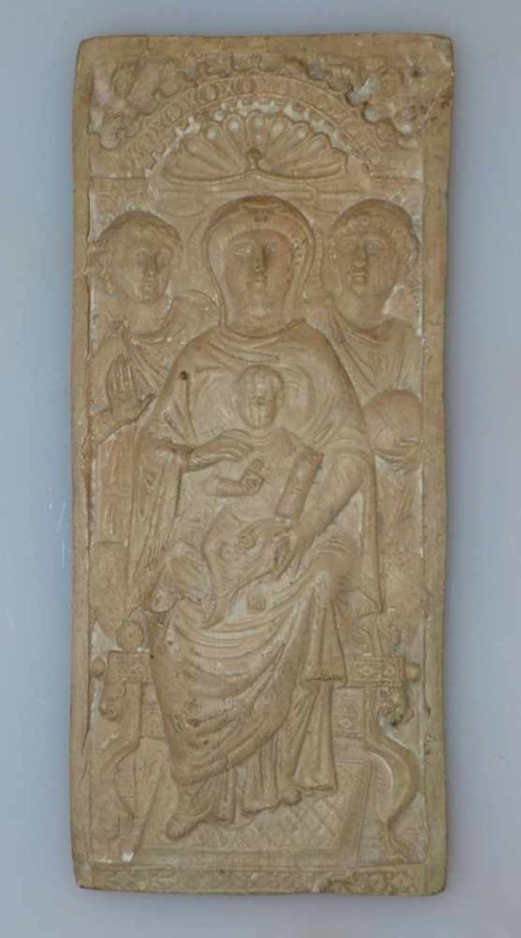 TonreliefNachguss eines byzantinischen ElfenbeinreliefsMaria als Himmelskönigin. Ton. 26,3 x 11,5