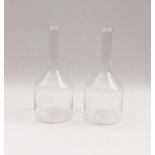 Zwei DekanterRiedel-Glas, Kufstein - 20. Jh.Zylindrischer Korpus mit Röhrenhals. Farbloses Glas.