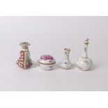 Vier Teile Galanterieware19. Jh.Kleine Deckeldose, zwei Flakons und eine kleine Vase mit