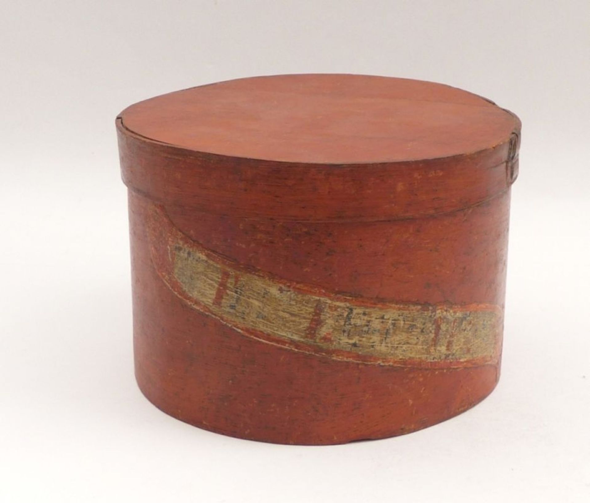Apotheker-SpanschachtelE. 18. Jh.Runde Form mit Deckel, Schriftband auf rotem Grund. Holz. H. 15 cm, - Image 2 of 3