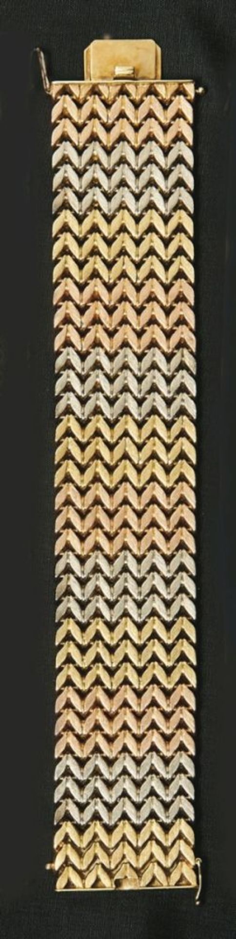 Breites TricolorarmbandE. 20. Jh.Fünfreihig satinierte Fuchsschwanzglieder in Weiß-, Rot- und