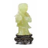 Figur eines Knaben mit Zweig in der HandChina, 20. Jh.Grüne Jade, vollrund geschnitzt. H. 9 cm,