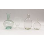 Vier Formgläser18. Jh. und späterZwei Plattflaschen aus wabenoptisch geblasenem, farblosem Glas (