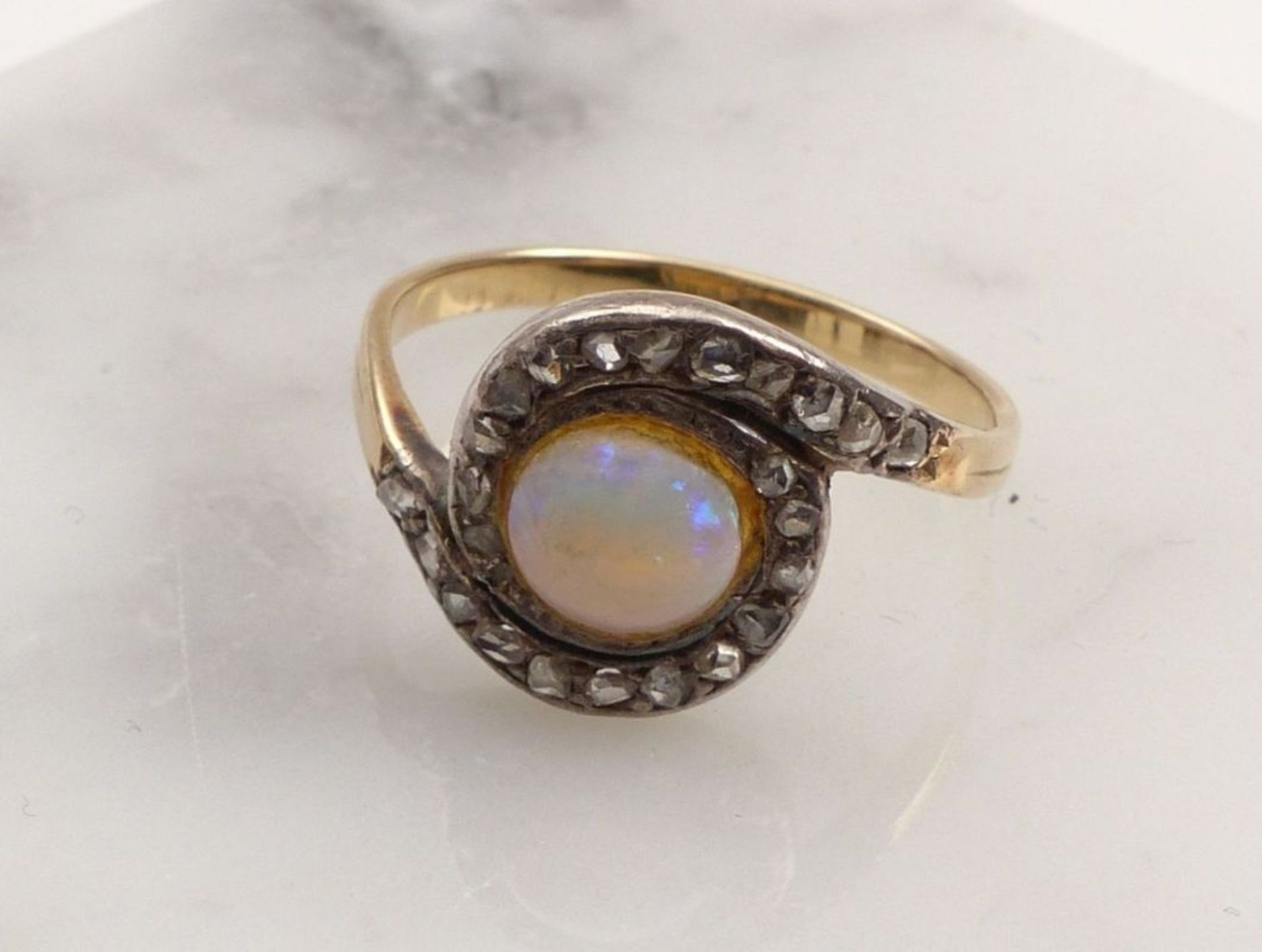 Opal-Diamant-RingUm 1900Schmale Schiene, schauseitig besetzt mit rundem Opalcabochon von ca. 0,80 - Bild 2 aus 3