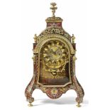 Pendule von Leopold HoysBamberg, um 1750Auf Volutenbeinen mit Kreiselfüßen das in Boulle-Technik