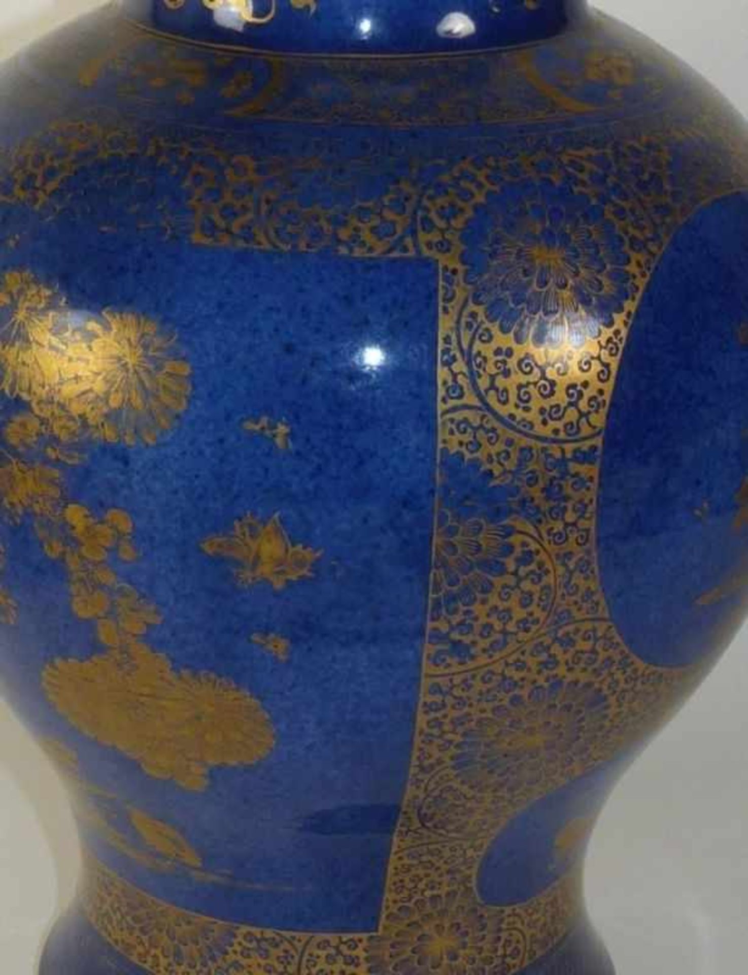 Powder-Blue-Vase mit goldradiertem DekorChina, Qing-Dynastie, E. 19. Jh.Hochschultrige Balusterform, - Image 2 of 4