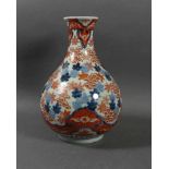Vase mit Imari-DekorJapanBauchige Form mit Trompetenhals, flächendeckender Dekor aus Blättern,