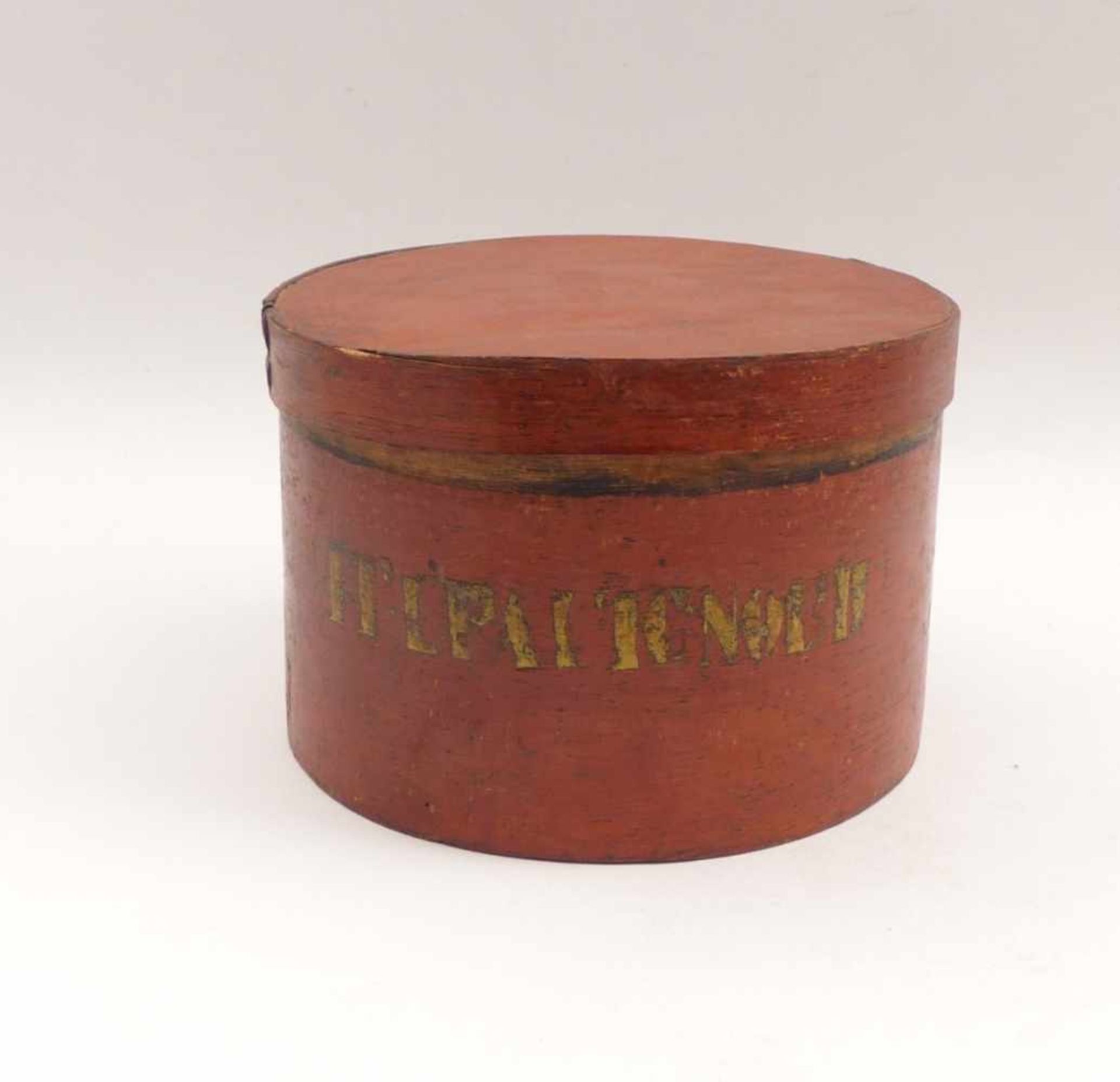 Apotheker-SpanschachtelE. 18. Jh.Runde Form mit Deckel, Schriftband auf rotem Grund. Holz. H. 15 cm,