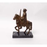 Kleines Reiterstandbild19. Jh.Auf rechteckiger Marmorplinthe vollrund gestaltetes Pferd mit darauf