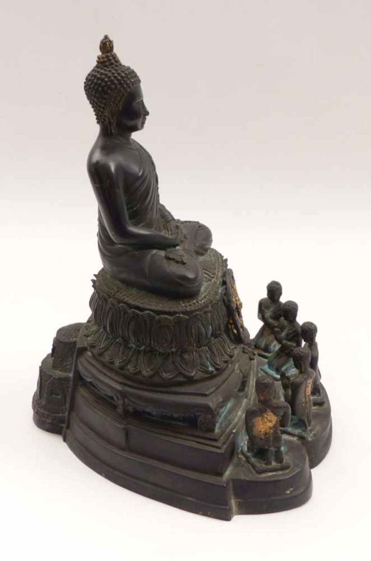 Buddha ShakyamuniThailand, 20. Jh.Auf mehrfach gestuftem Sockel und doppeltem Lotosthron mit - Bild 2 aus 3