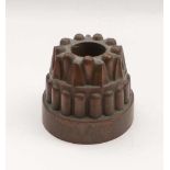 Puddingform19. Jh.Hoher, mehrzoniger Aufbau mit Kamin. Kupfer mit Innenverzinnung. Ø 14,5 cm.
