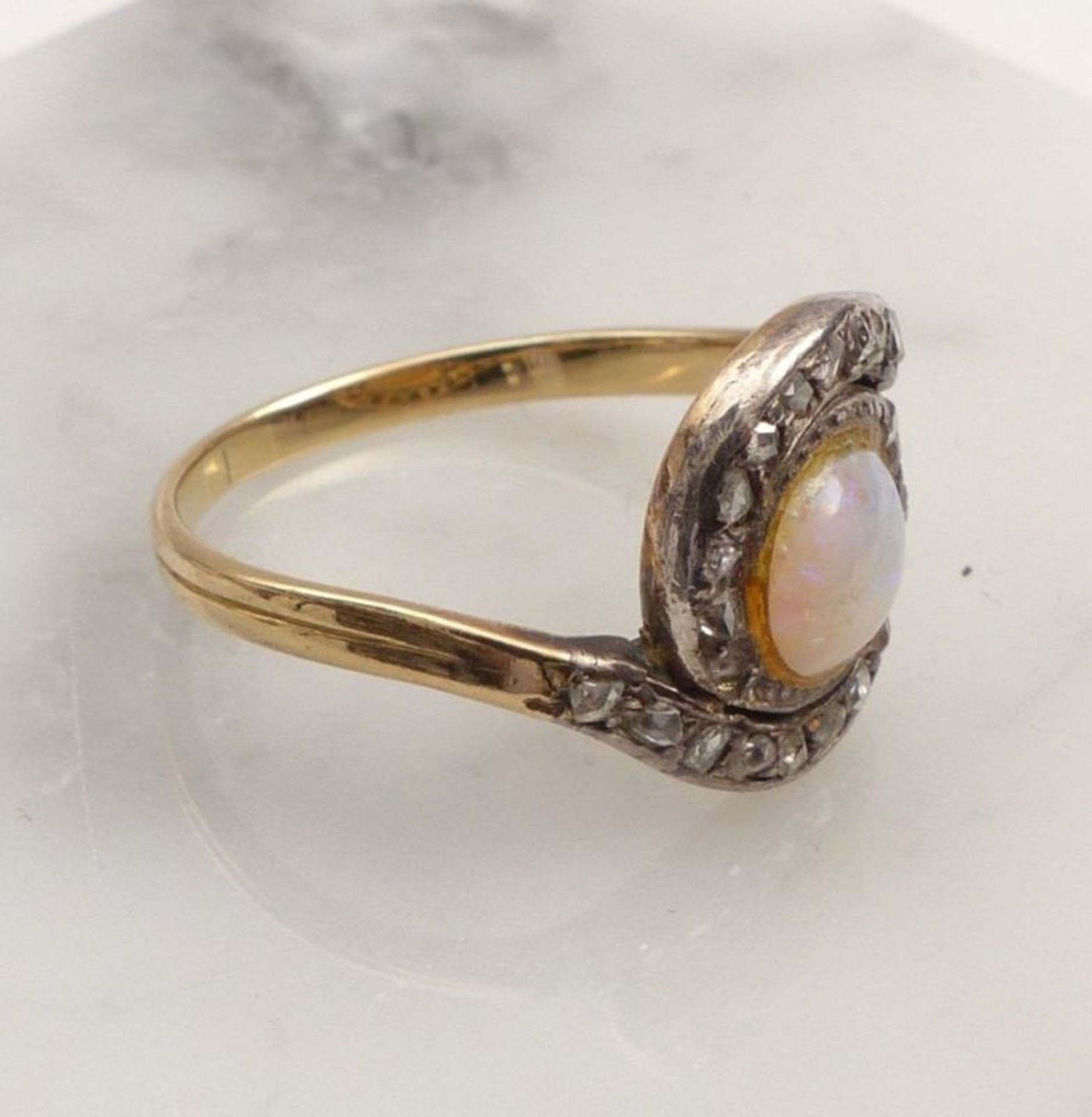 Opal-Diamant-RingUm 1900Schmale Schiene, schauseitig besetzt mit rundem Opalcabochon von ca. 0,80 - Bild 3 aus 3