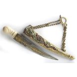 Miniatursäbel19. Jh.In Form einer osmanischen Waffe mit gekrümmter, goldtauschierter Klinge,