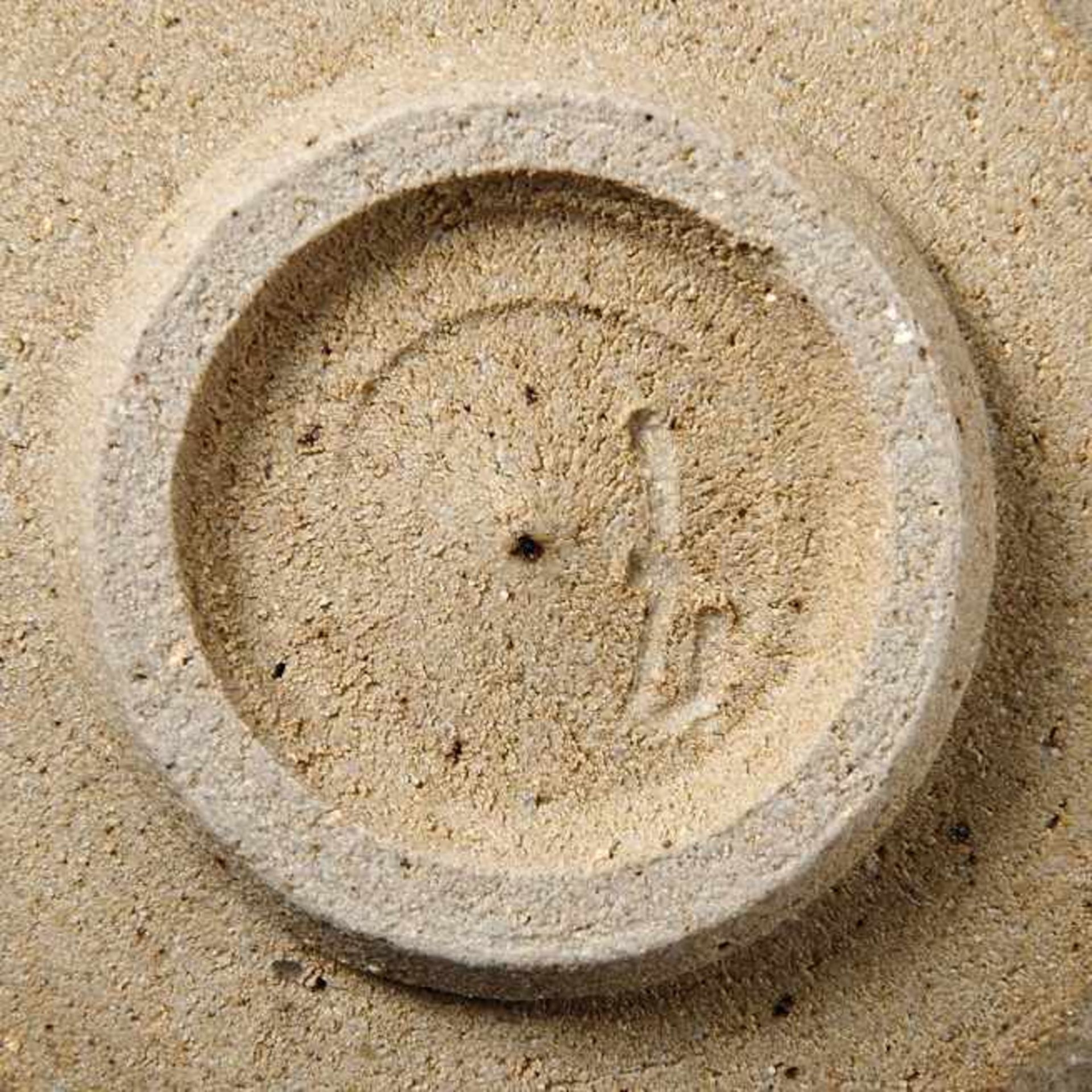 Vier KeramikgefäßeJapan, 20. Jh.Kugeliger Tuschwassertropfer mit feinem Rillendekor für Zen-Malerei, - Image 2 of 3