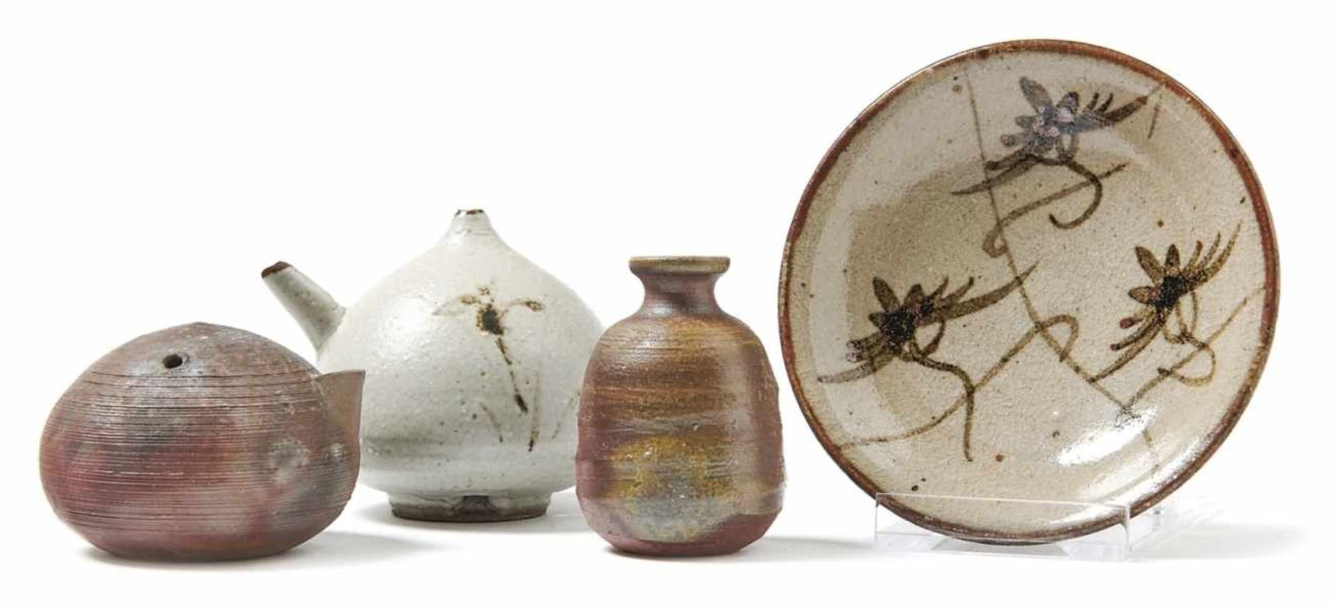 Vier KeramikgefäßeJapan, 20. Jh.Kugeliger Tuschwassertropfer mit feinem Rillendekor für Zen-Malerei, - Image 3 of 3