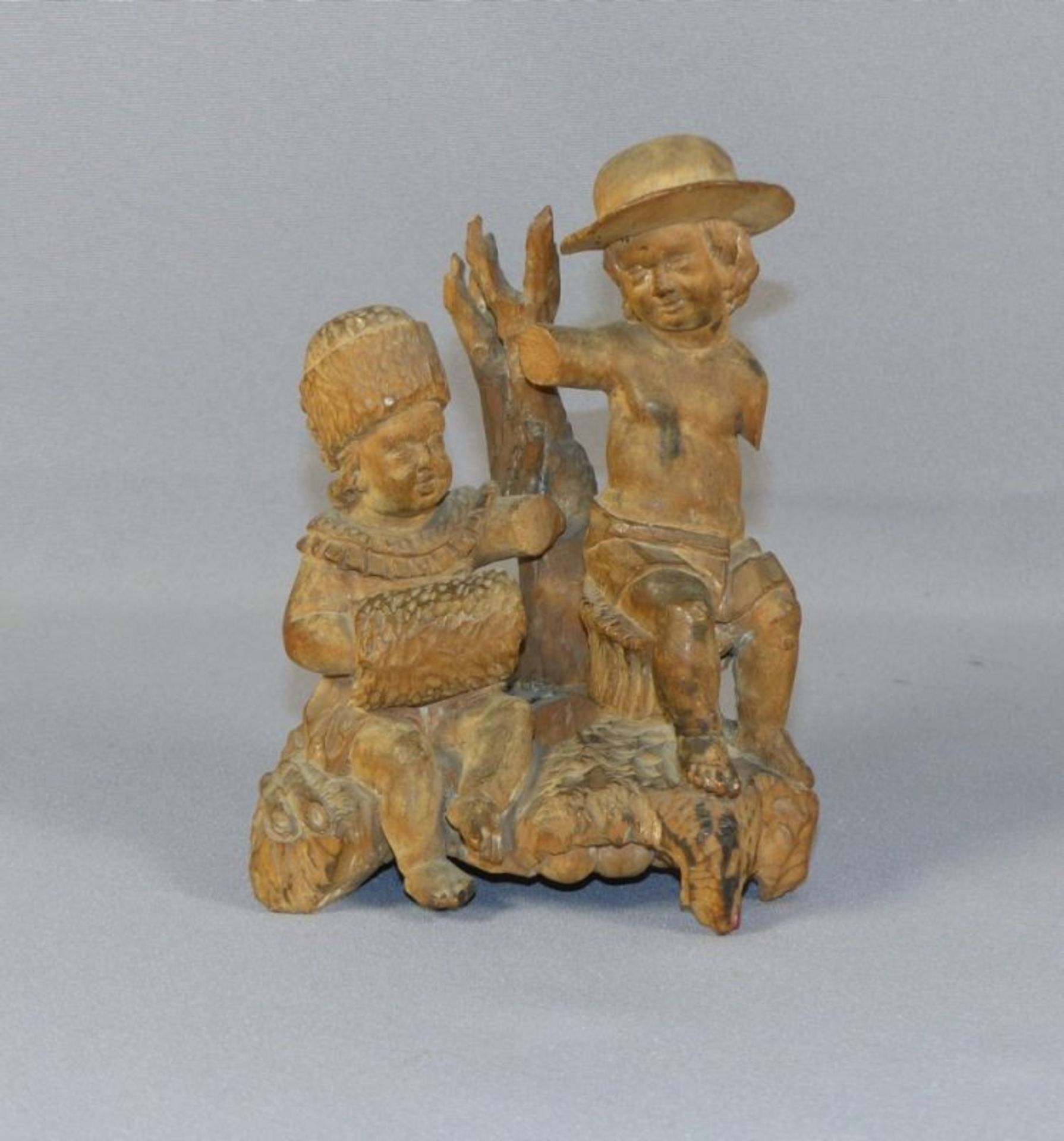 Bozzetto18. Jh.Zwei auf Natursockel an Baumstamm sitzende Kinder, das eine mit Pelz verbrämter Mütze