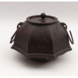 Wassergefäß (Chagama) für die TeezeremonieJapan, Meiji-PeriodeRunder, gebauchter, achtseitiger
