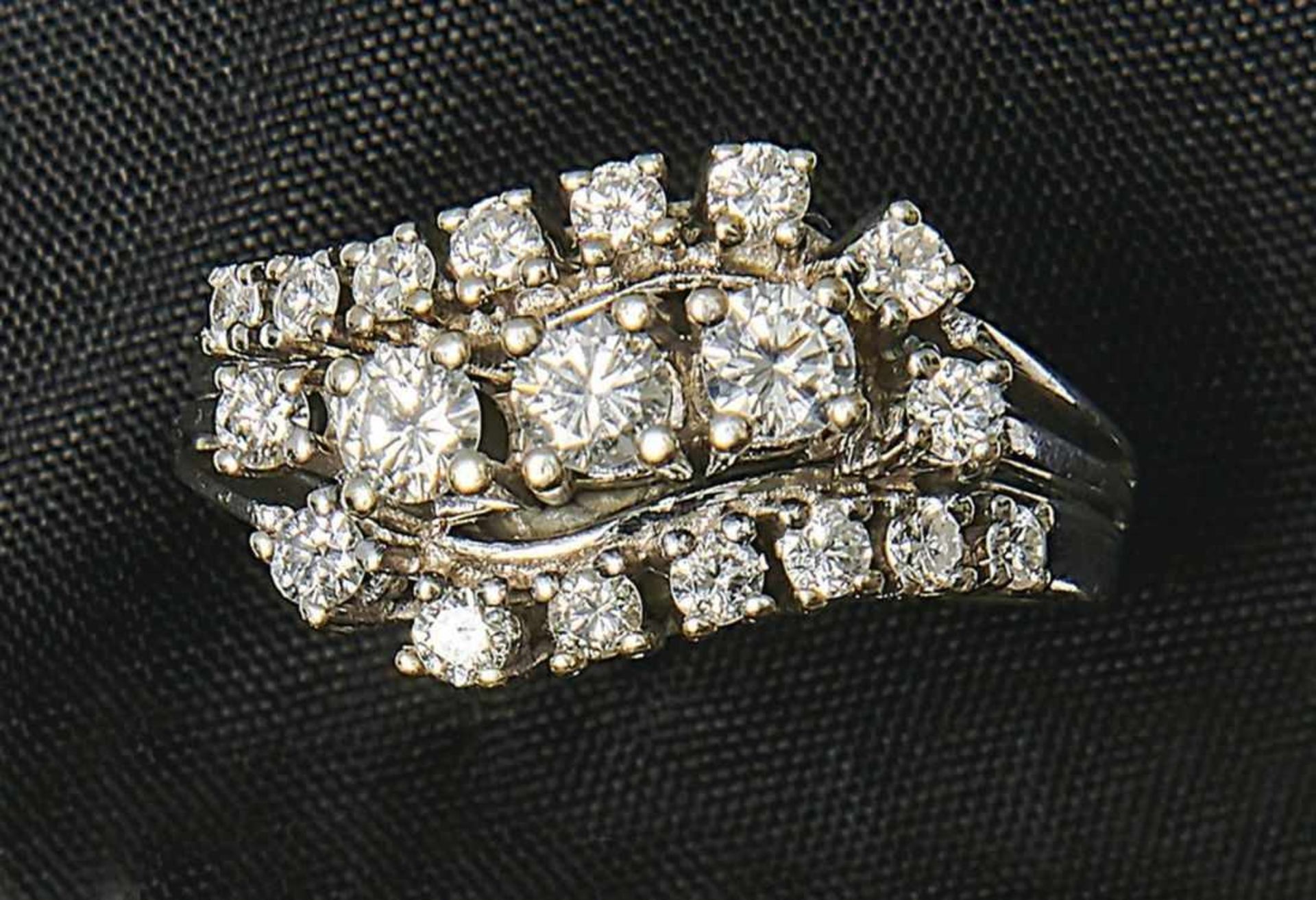 Brillantring1970er JahreGlatte Schiene, geschwungene Schauseite besetzt mit 19 Diamanten im