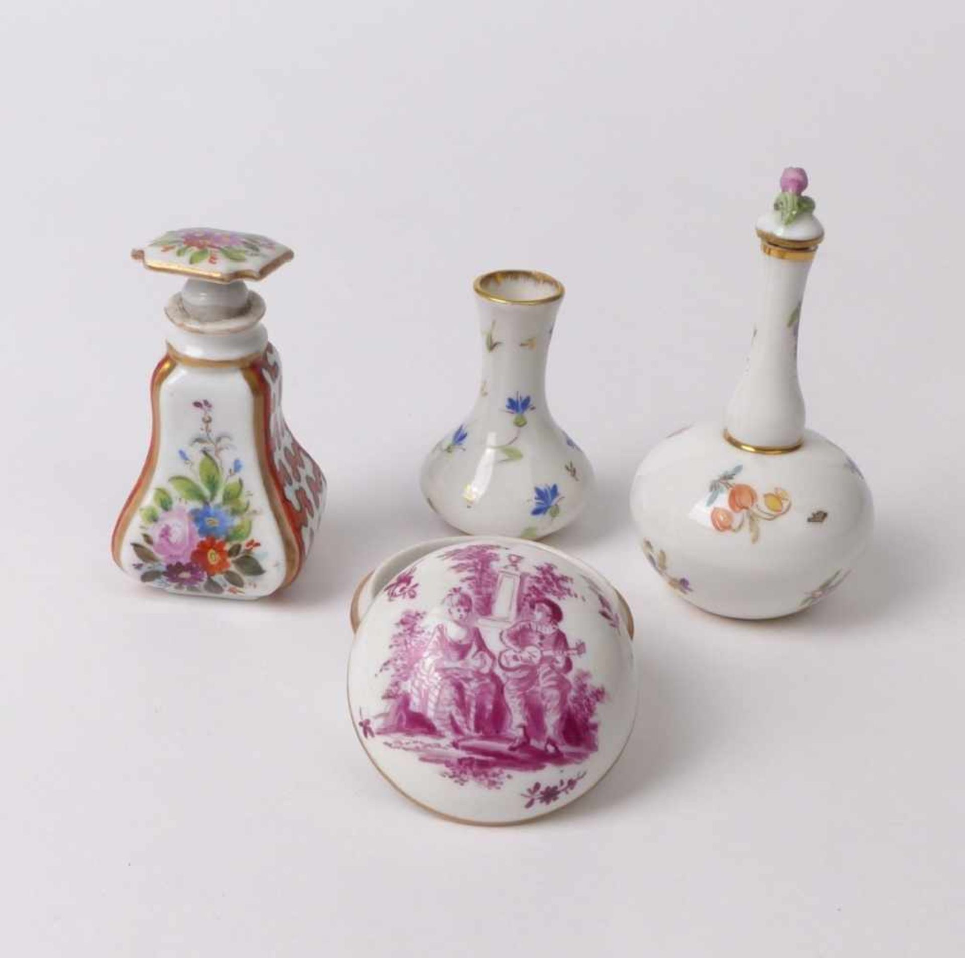 Vier Teile Galanterieware19. Jh.Kleine Deckeldose, zwei Flakons und eine kleine Vase mit - Image 2 of 2