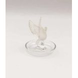 Kleine Schale "Thalie"René Lalique, Wingen-sur-Moder - 20. Jh.Runde Schale, vollplastische Taube mit