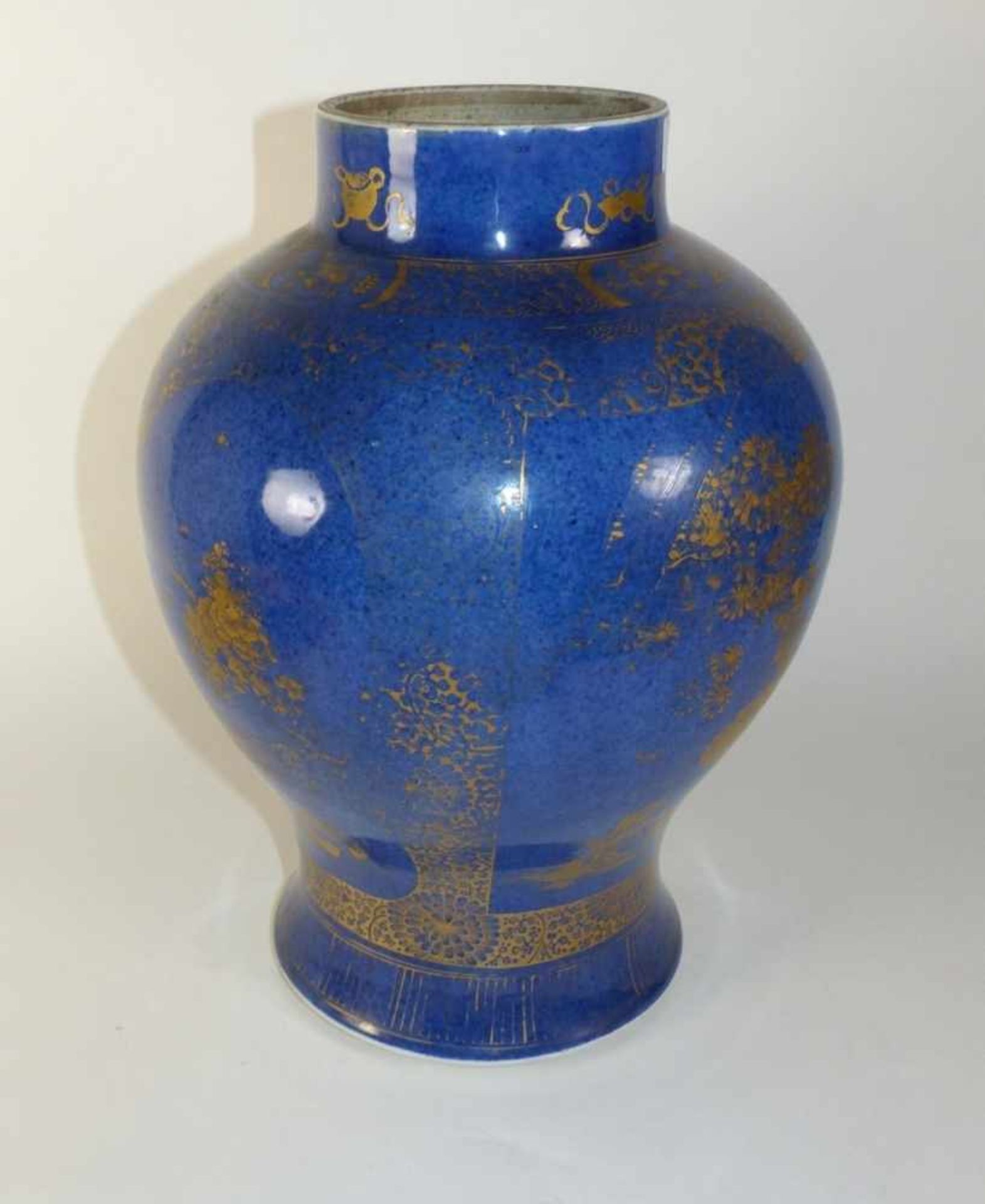 Powder-Blue-Vase mit goldradiertem DekorChina, Qing-Dynastie, E. 19. Jh.Hochschultrige Balusterform, - Image 3 of 4