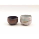 Zwei Teeschalen (Chawan)Japan, 20. Jh.Eine mit dunklem Scherben und dunkler Lüsterglasur. Die andere