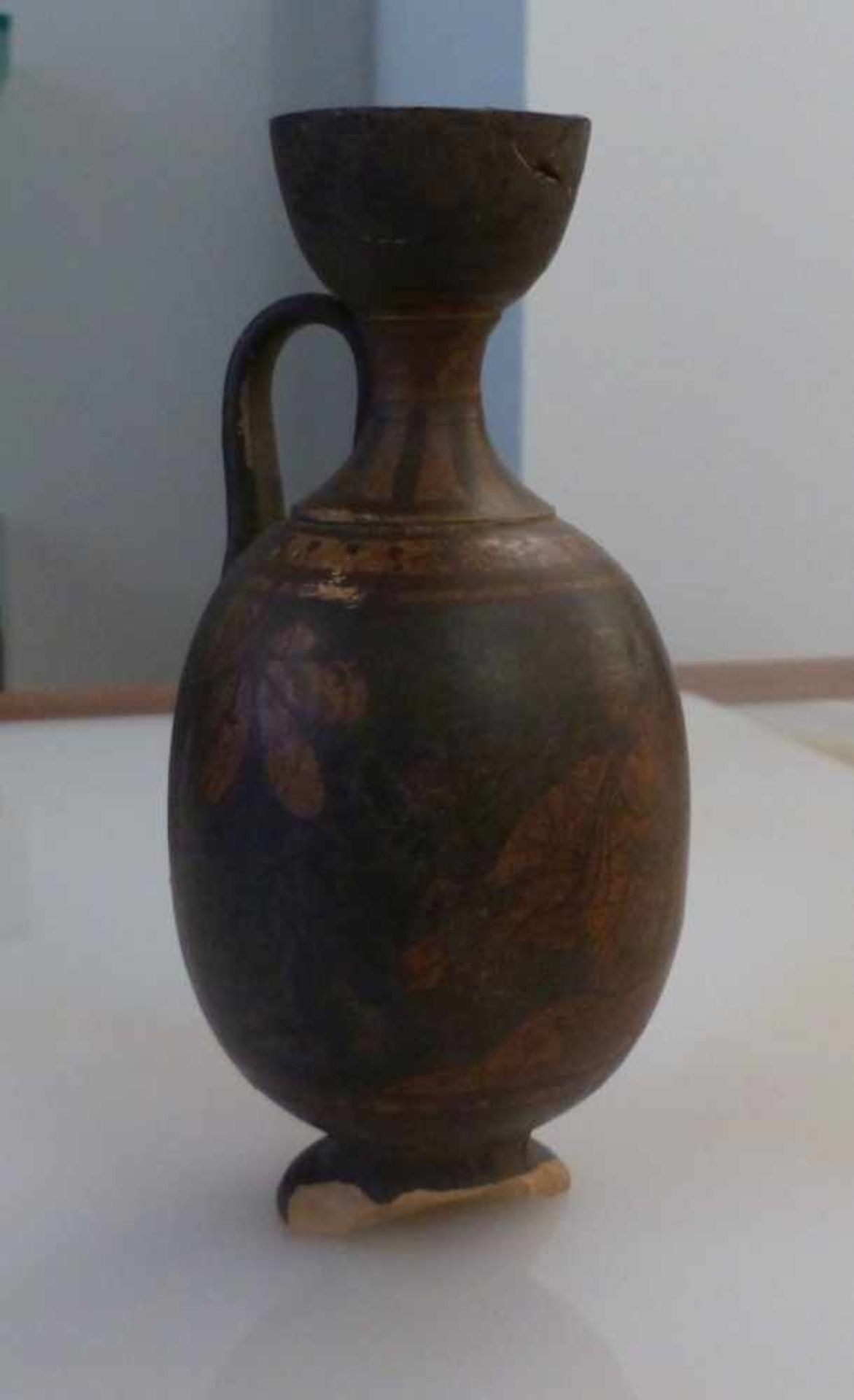 Rotfiguriger LekythosGriechisch/Unteritalienisch, 4. Jh. v. Chr.Rötlicher Ton. H. 16 cm. -