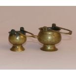 Zwei Miniaturkessel17. Jh.Bauchiger Korpus mit Bügelhenkel. Messing. H. 14 cm.Two miniature