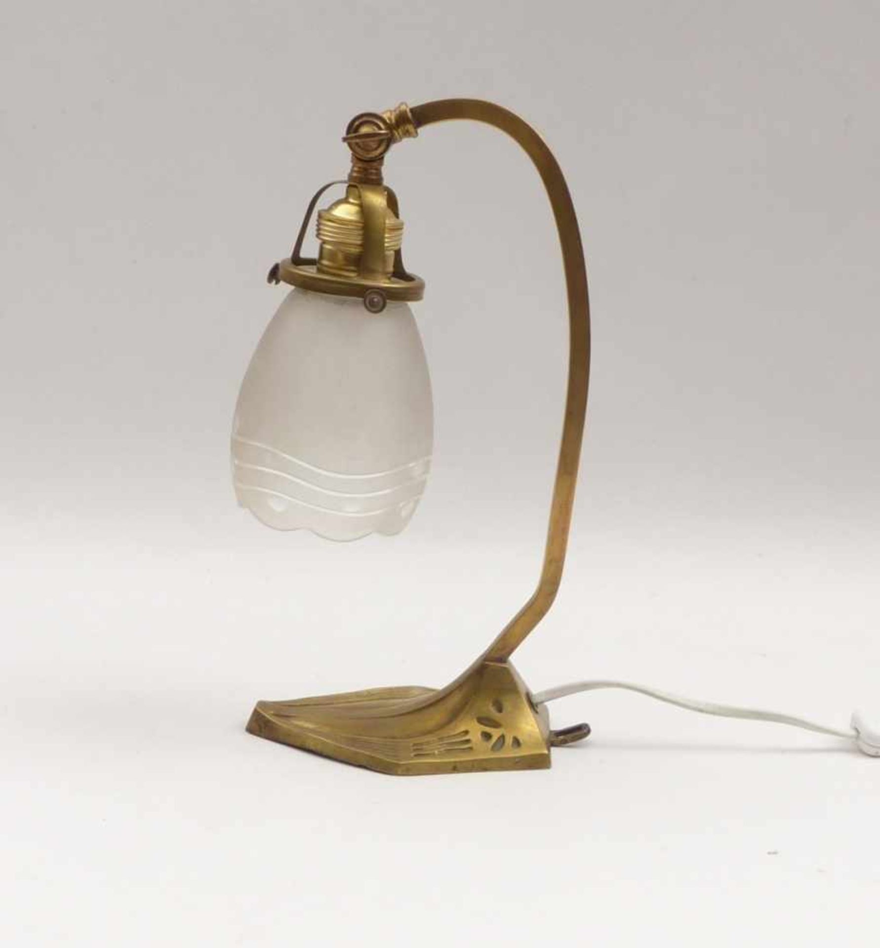 Kleine NachttischlampeUm 1910/20Auf stilisiertem Blattfuß gebogener Leuchterarm, Schirm aus